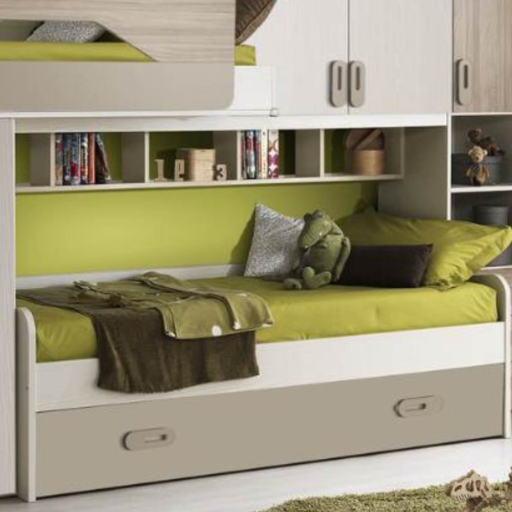 Hochbett-Kinderzimmer mit 3 Betten in Talkum-Grün und Braun – Milly