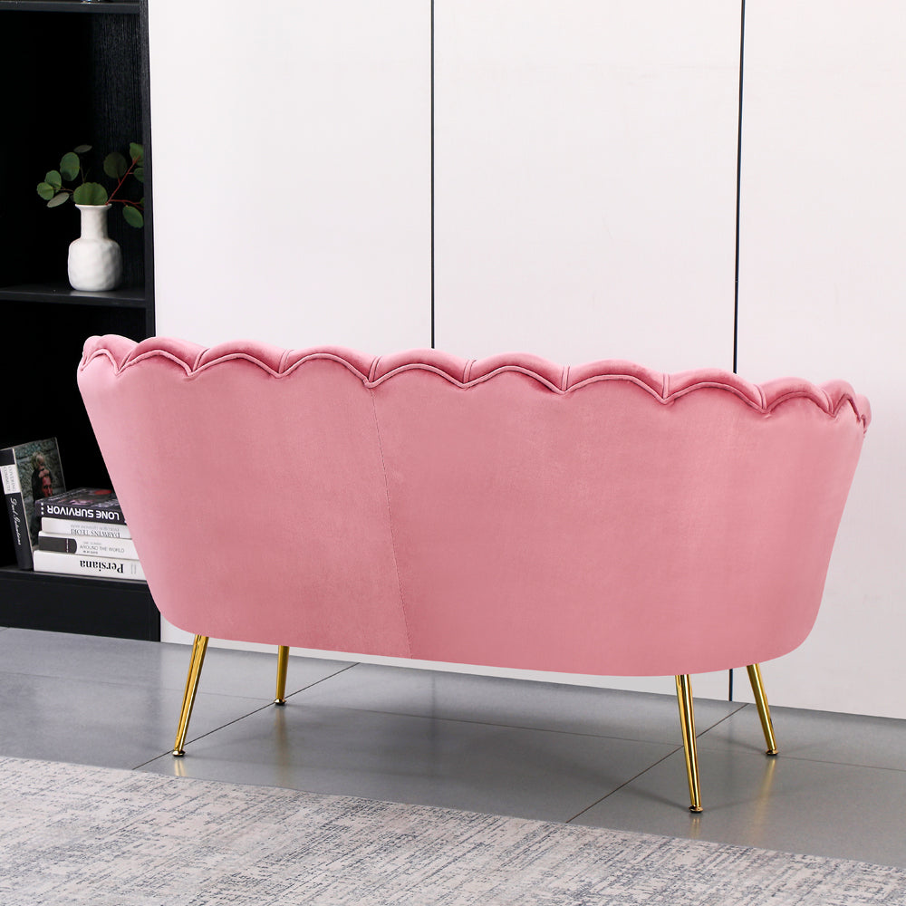 SOFA OREL 2026 AUS ROSA VELOURS UND GOLDENEN BEINEN