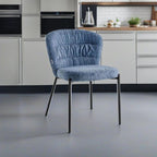 Sedia Cami in tessuto teddy azzurro polvere: un connubio di design e comfort