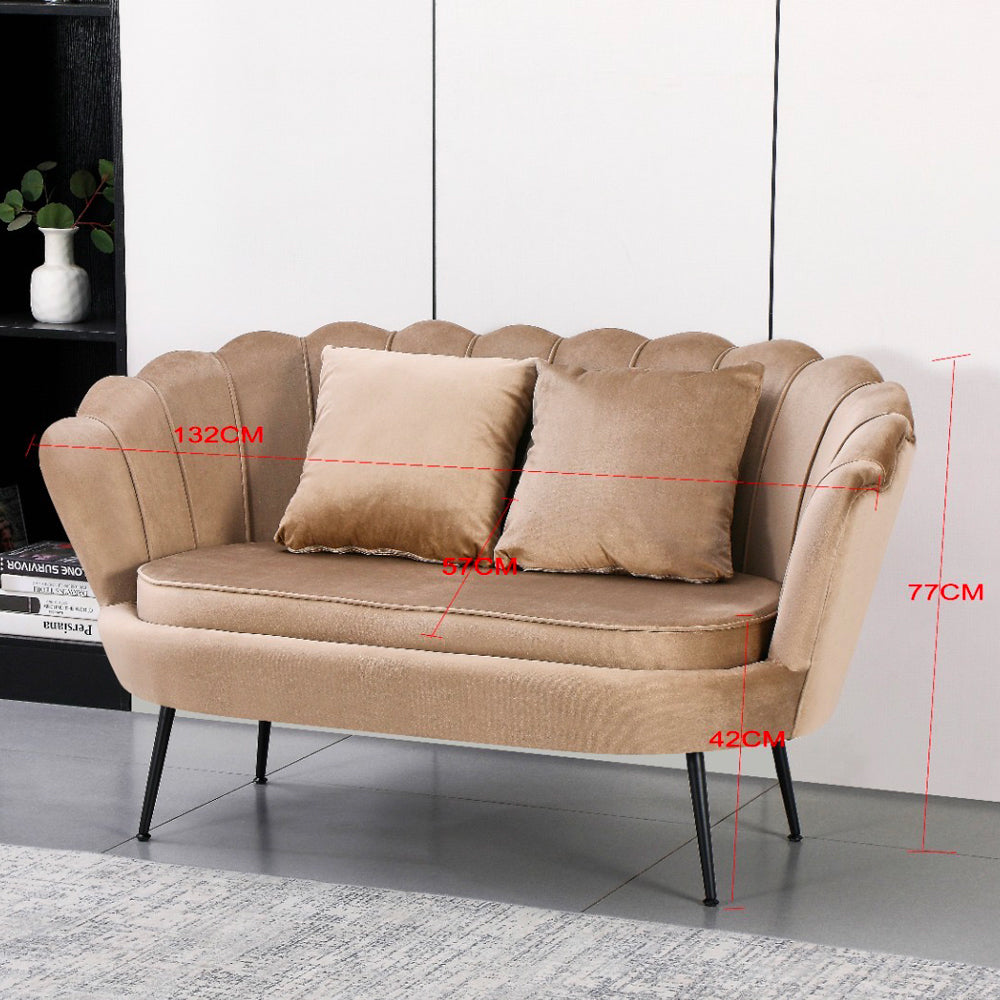 Sofa OREL 2026 aus beigem Samtstoff und schwarzen Beinen
