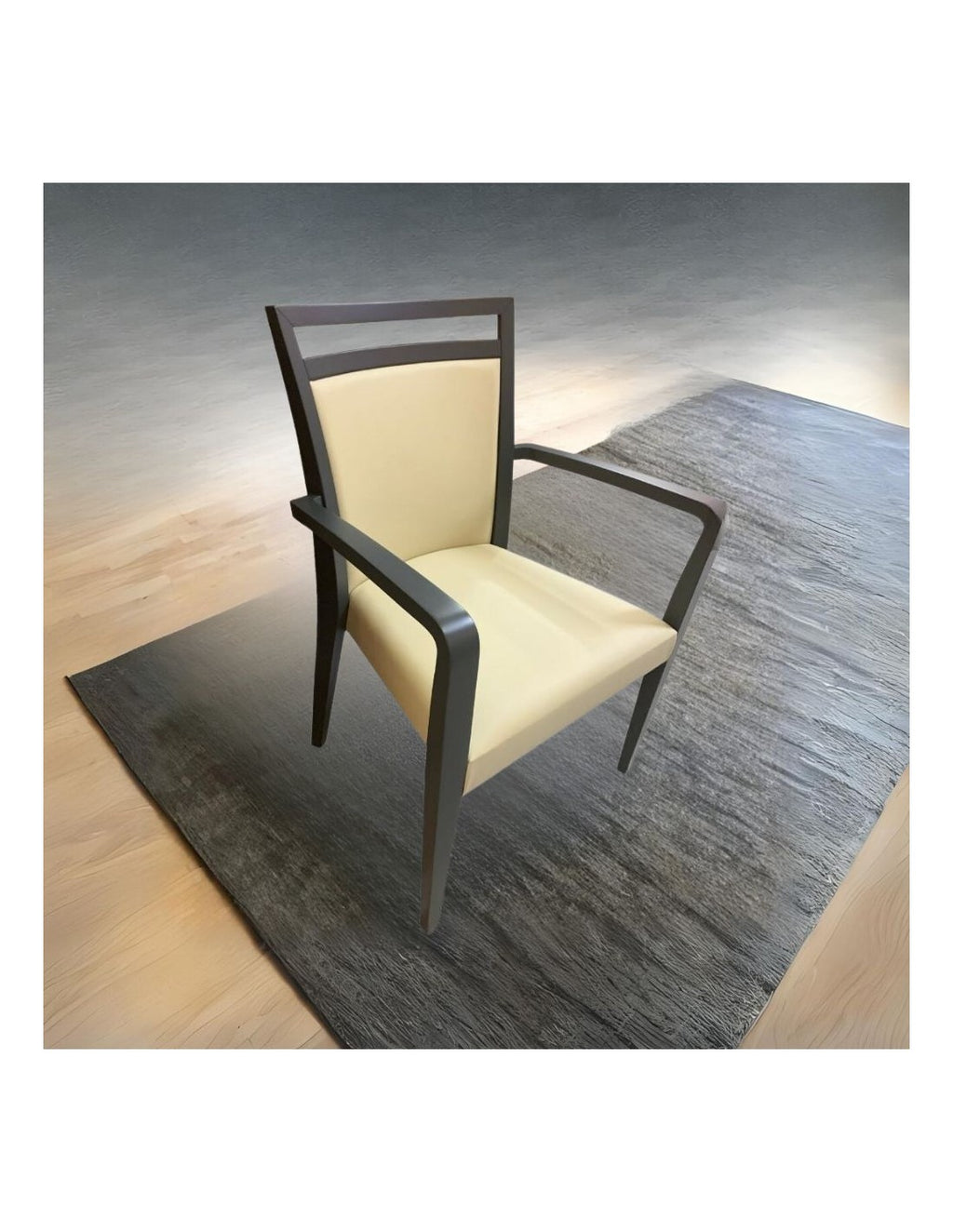 Poltrona in legno e ecopelle colore beige Alpha
