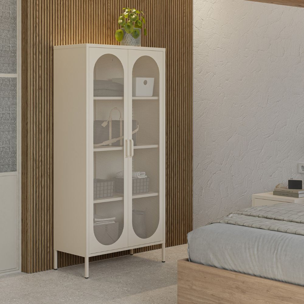 Credenza alta in metallo Diora crema con 2 ante reticolate e 3 ripiani - Design industriale, anima versatile