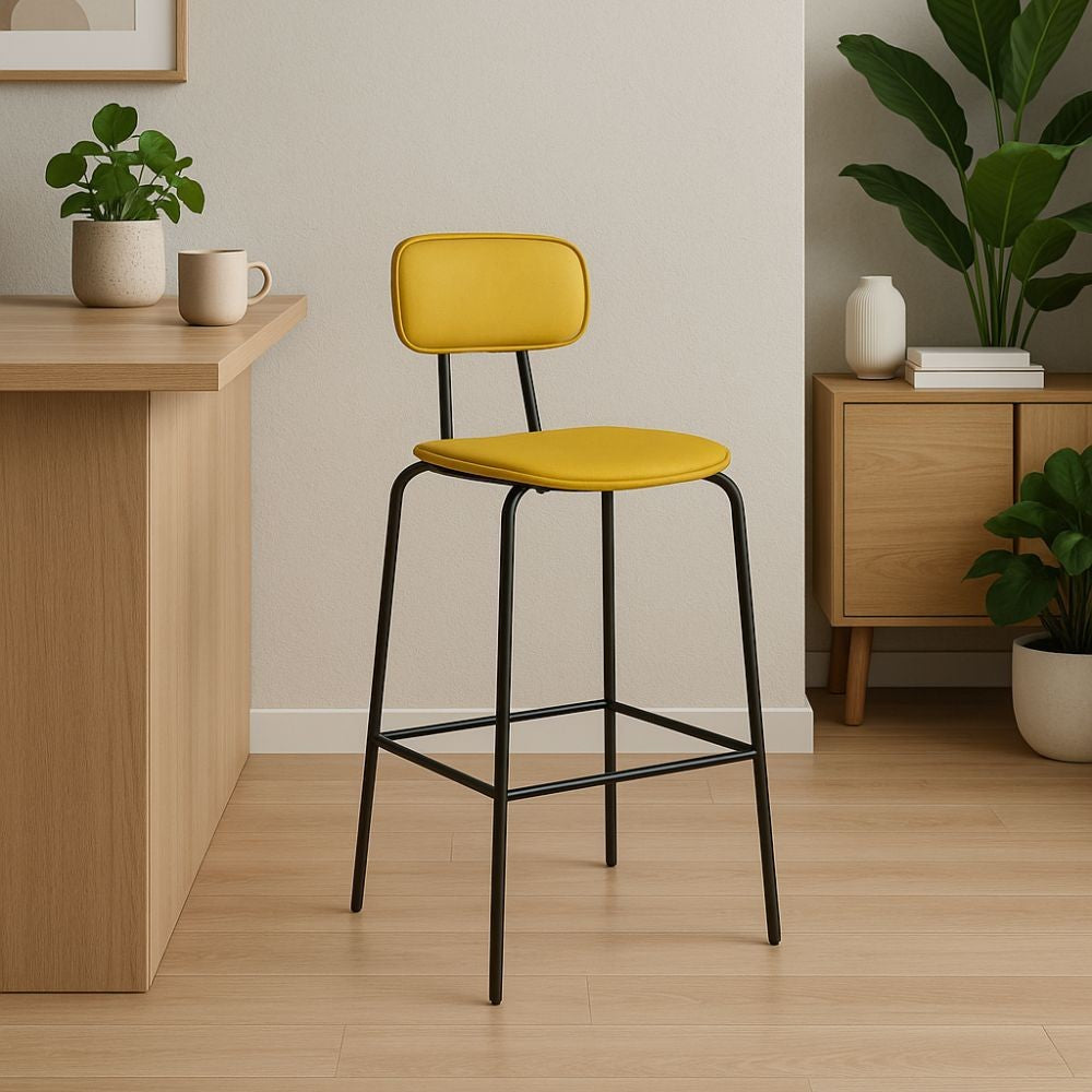 Sgabello Glami con struttura in metallo nero e seduta in ecopelle giallo