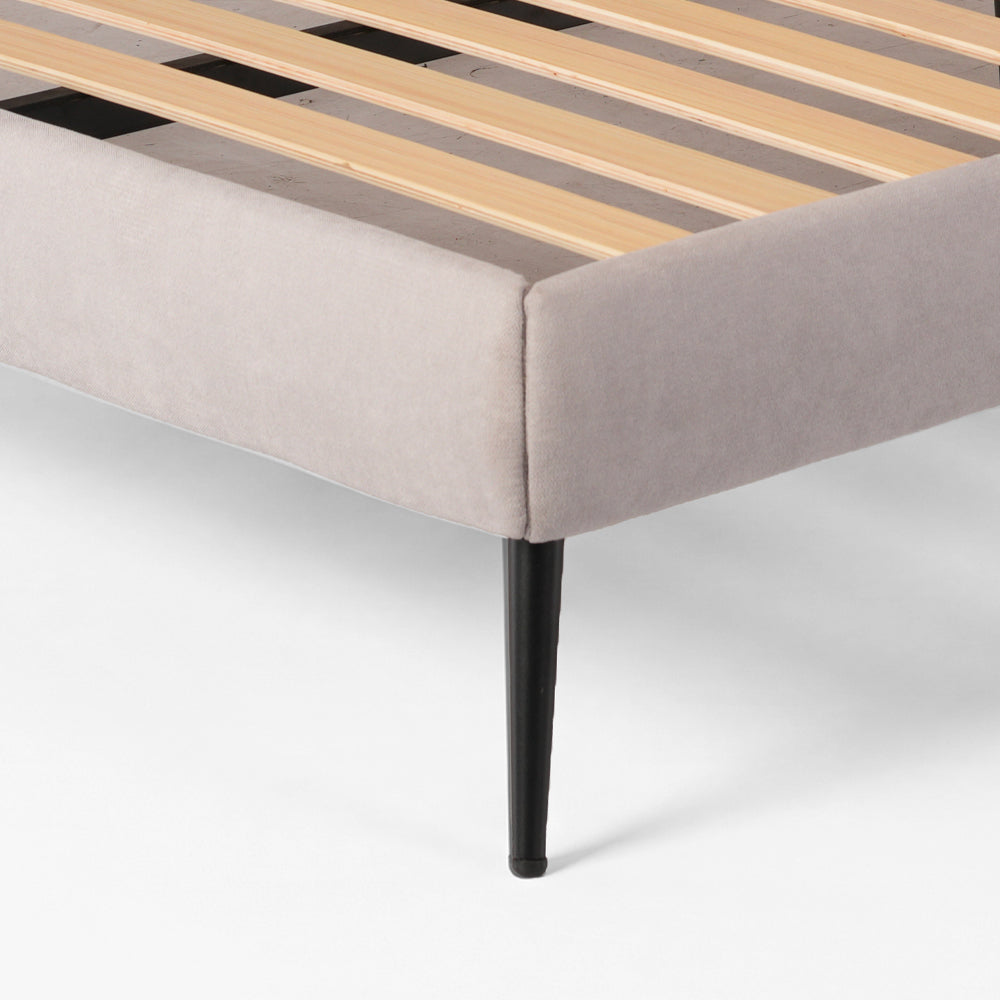 Letto una piazza e mezza con rete inclusa in tessuto colore grigio chiaro Stiletto