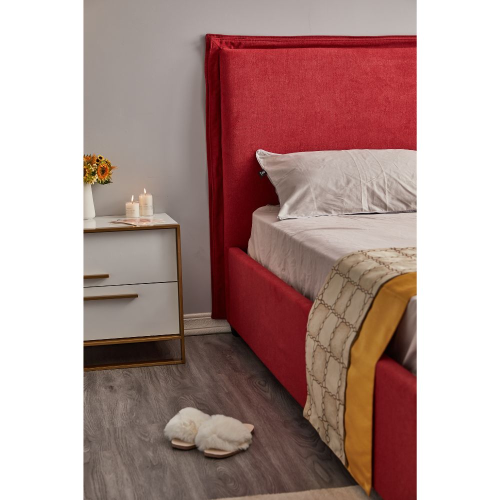 Doppelbett mit Bettkasten und Kopfteil, bezogen mit rotem Stoff - Neso