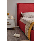 Doppelbett mit Bettkasten und Kopfteil, bezogen mit rotem Stoff - Neso