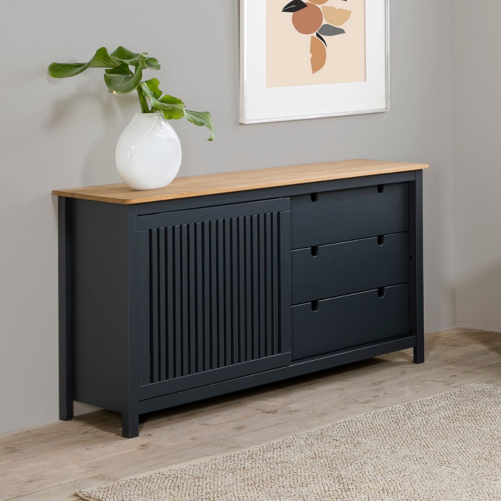 Credenza in legno massiccio con anta scorrevole e 3 cassetti colore grigio antracite e pino 150x40x80H cm - Gaia