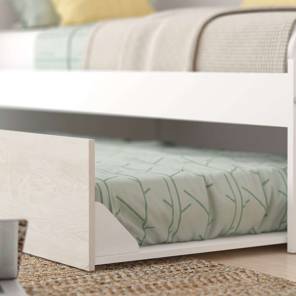 Brückenbett mit Ausziehbett und Kleiderschrank in Used-Weiß und Weiß