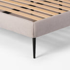 Letto matrimoniale con rete inclusa in tessuto colore grigio chiaro Stiletto