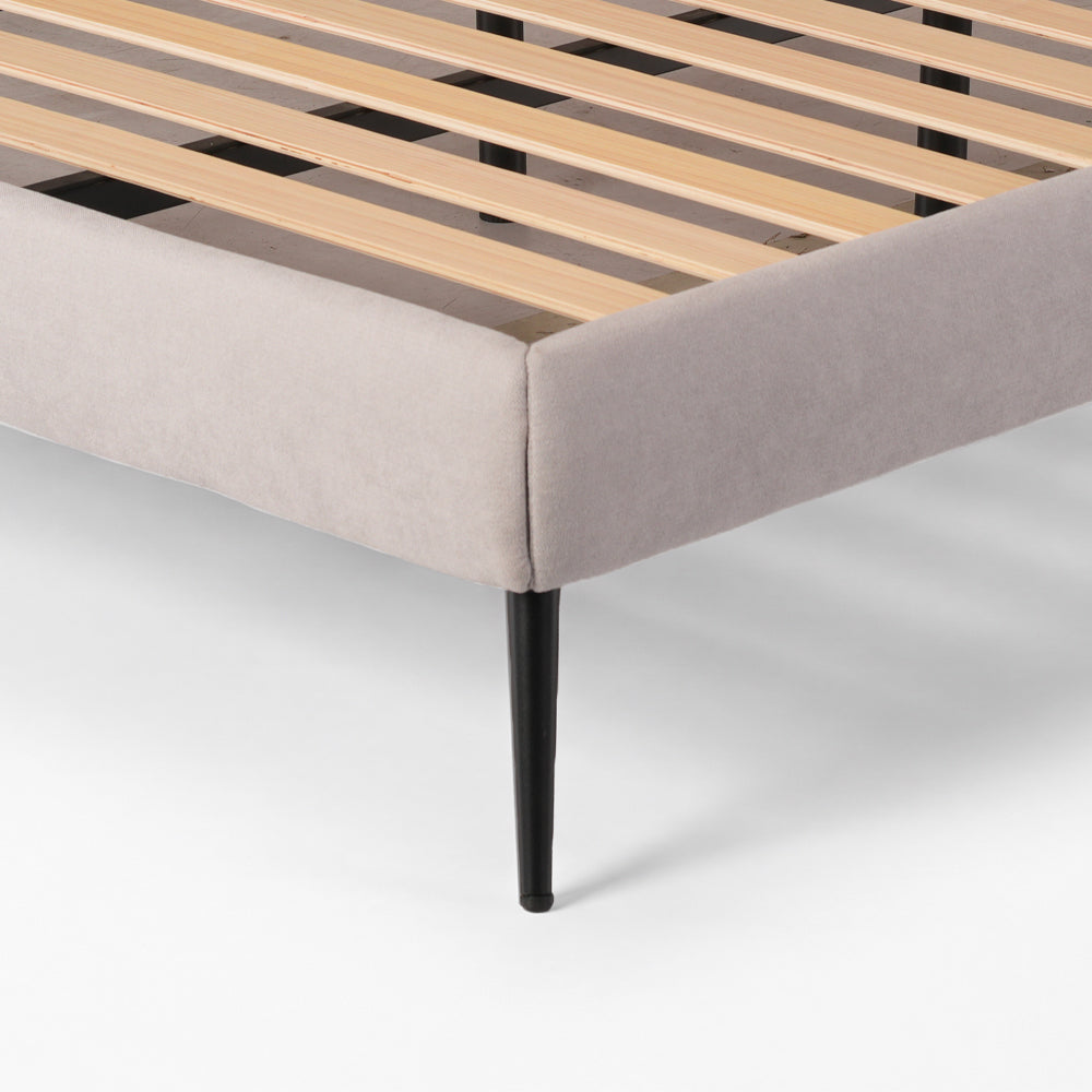 Letto matrimoniale con rete inclusa in tessuto colore grigio chiaro Stiletto