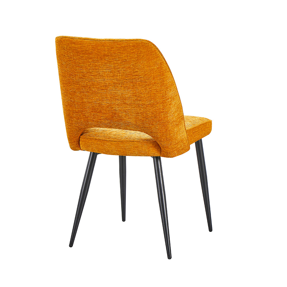 Set 4 sedie con schienale trapuntato a righe verticali e gambe in metallo nero colore senape Naila