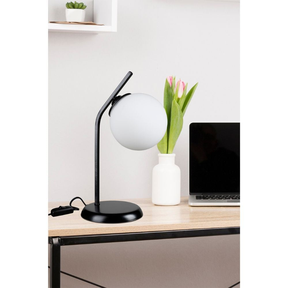 Lampe de table en métal noir et abat-jour sphérique en verre