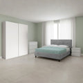 Chambre avec armoire coulissante blanc mat et lit double Snello gris clair Rango