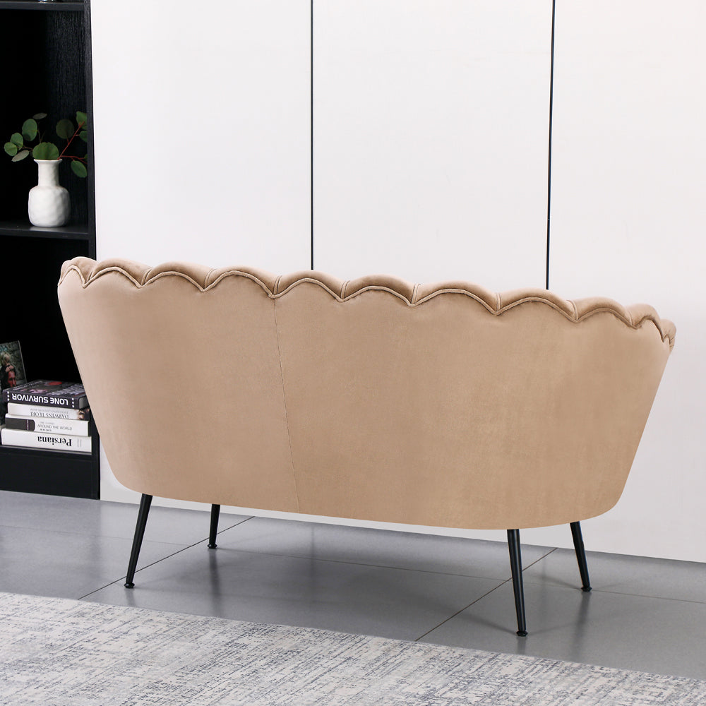 Sofa OREL 2026 aus beigem Samtstoff und schwarzen Beinen