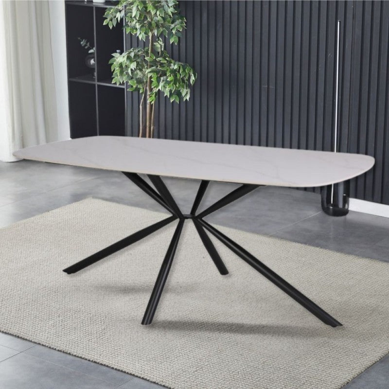 Tisch mit glänzender Keramikplatte in weißer Marmoroptik und schwarzen Beinen - Style
