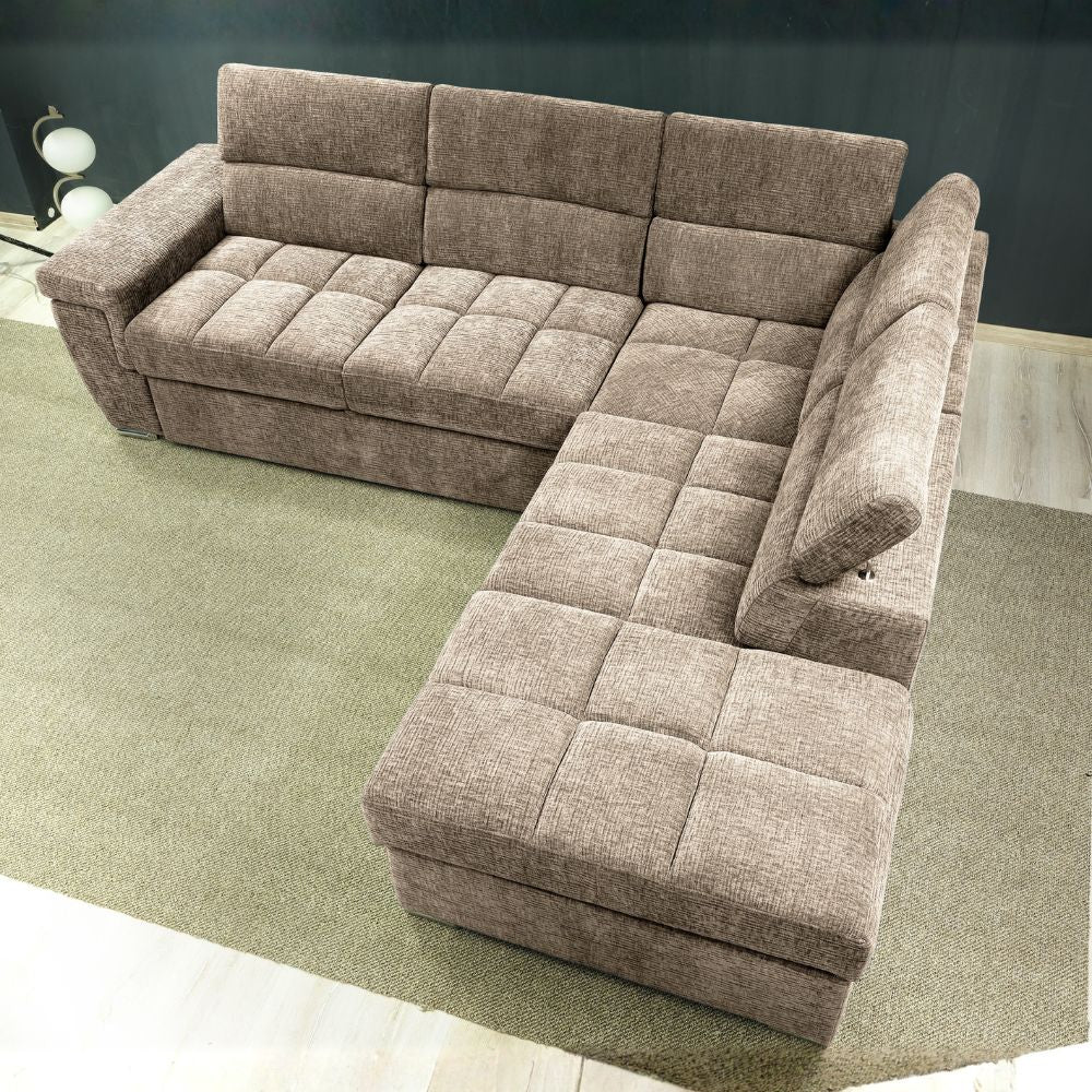 Divano letto angolare reversibile con poggiatesta regolabili e pouf in tessuto cappuccino Amalfi